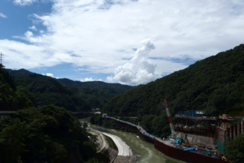 鹿野川ダムと肱川の様子画像
