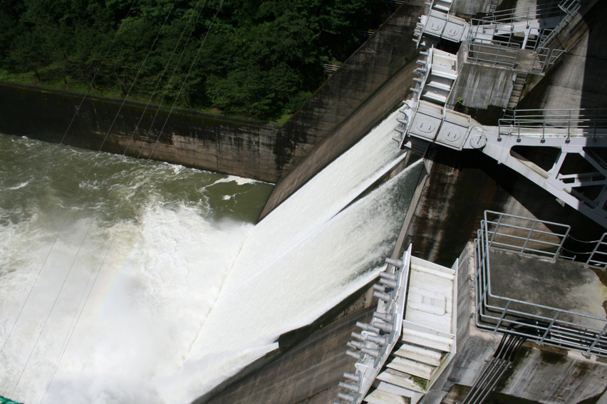鹿野川ダムの放水の様子画像