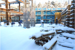 鉄筋工事中の降雪の画像