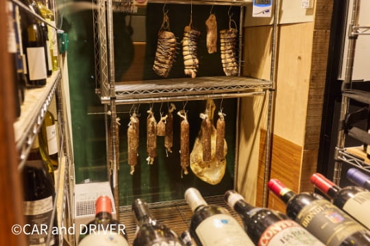 ワインと自家製生ハムが並ぶ