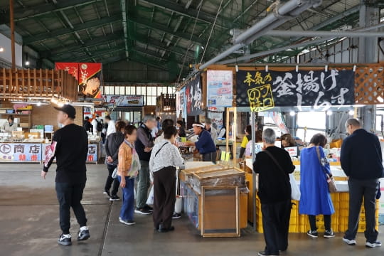 師崎漁港の朝市の様子