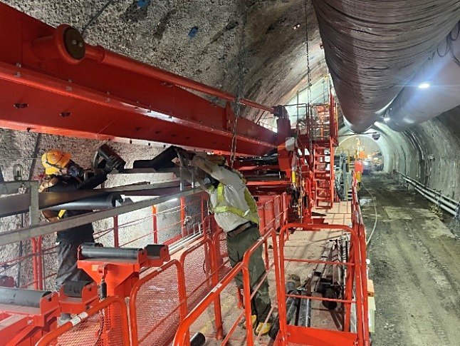 写真3：トンネル掘削作業と並行した中間フレーム組み立て状況